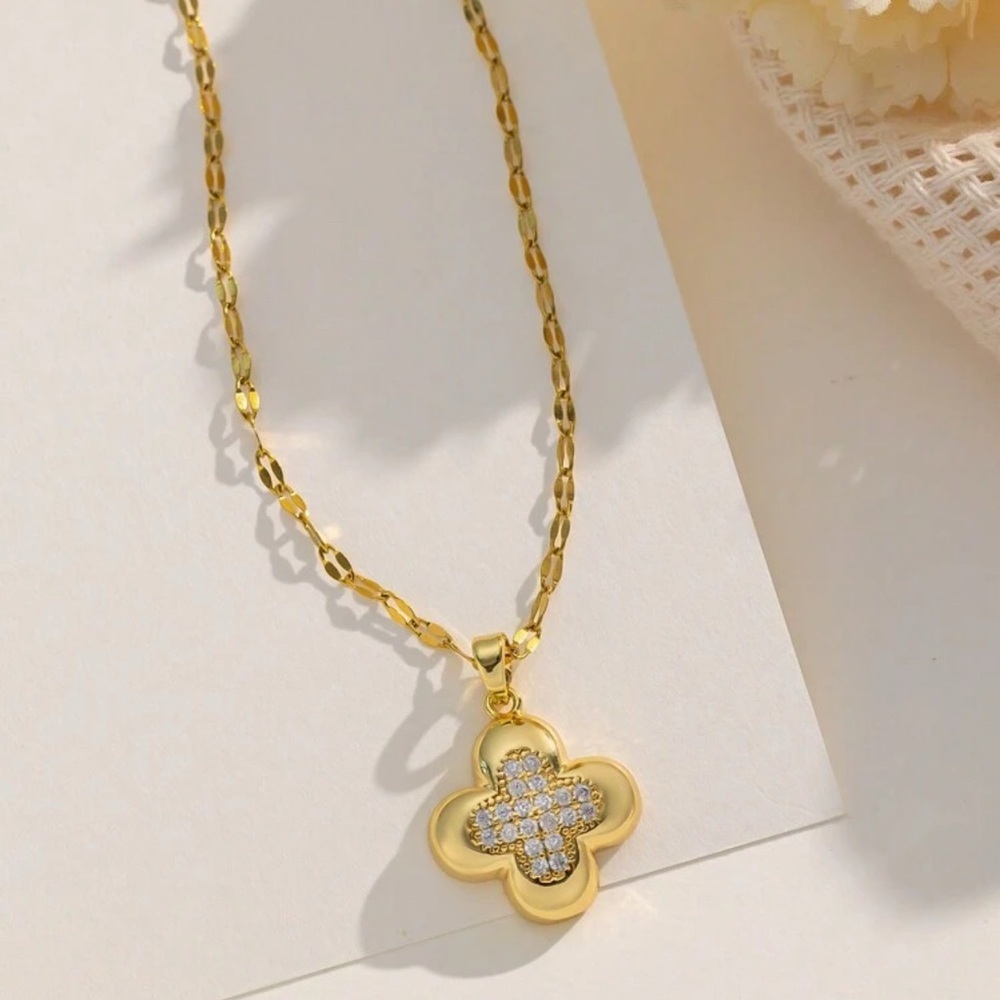 CLOVER NECKLACE